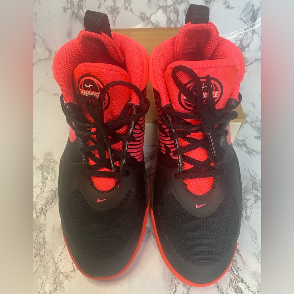 Nike TeamHustle Sneakers Kids Size 6